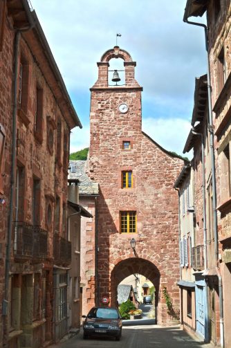 Le porche de Villecomtal