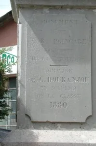 Le monument dédié à Poincaré ( 1914 )